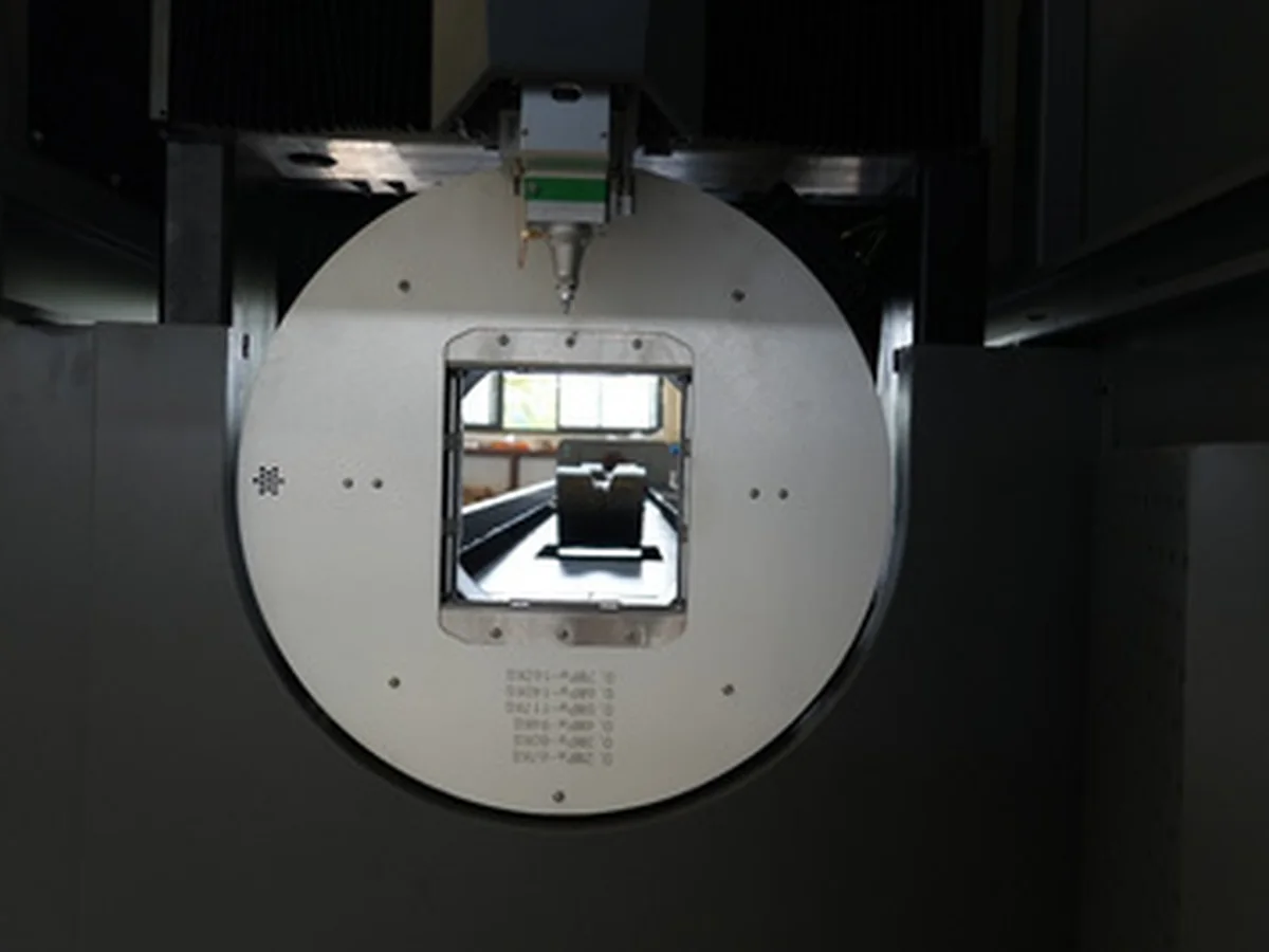 Pneumatic square chuck